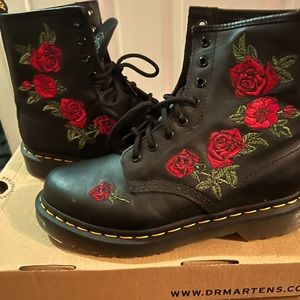 Dr martins ,size 7,black shoes, not worn.